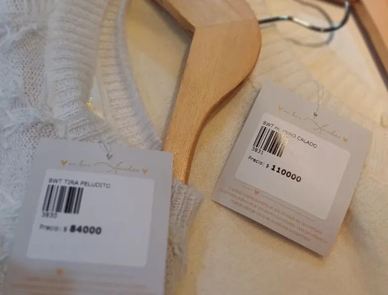 Etiquetas de prendas con código de barras y precio